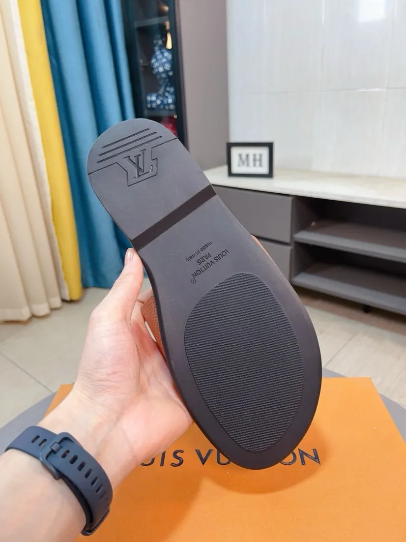 Men's shoes 💰300🌸🌸LV Ordinary men's spring and summer slippers, uppers imported from Italy, cowhide fabric, logo graphics, high-quality craftsmanship, soles: original soles specially provided by the original factory, exclusive movable molded soles super comfortable, original factory single goods, 🔍🔍high quality, you can enter and exit the counter at will, welcome to compare, size 38-45